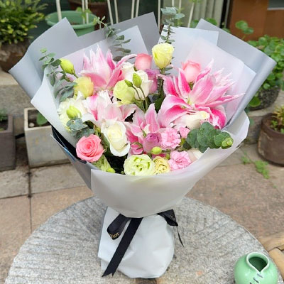 杭州9朵玫瑰混搭百合，爱恋纯真无邪